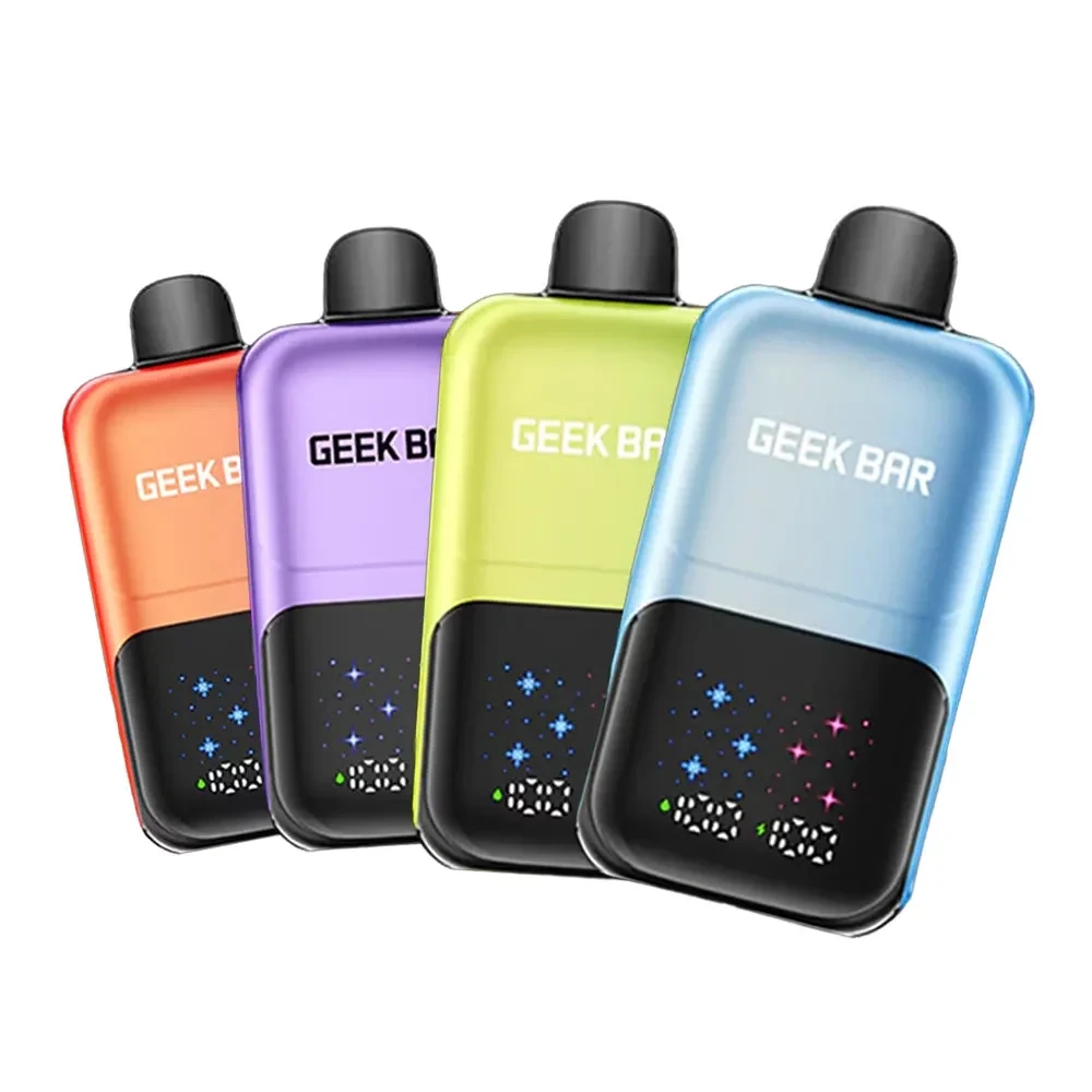 User holding smok mag p3 mini in outdoor setting, demonstrating ergonomic grip